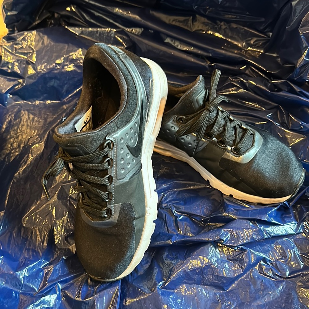 Women’s Nike tennis shoes